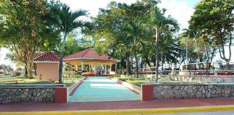 Parque Central de La Victoria, con su kiosco y palmeras