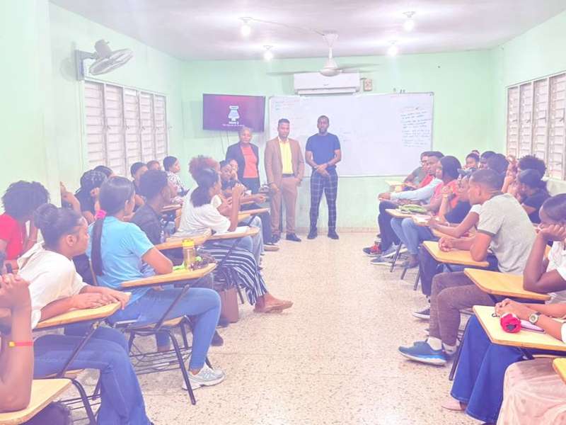 Aspirantes en el aula durante la visita guiada